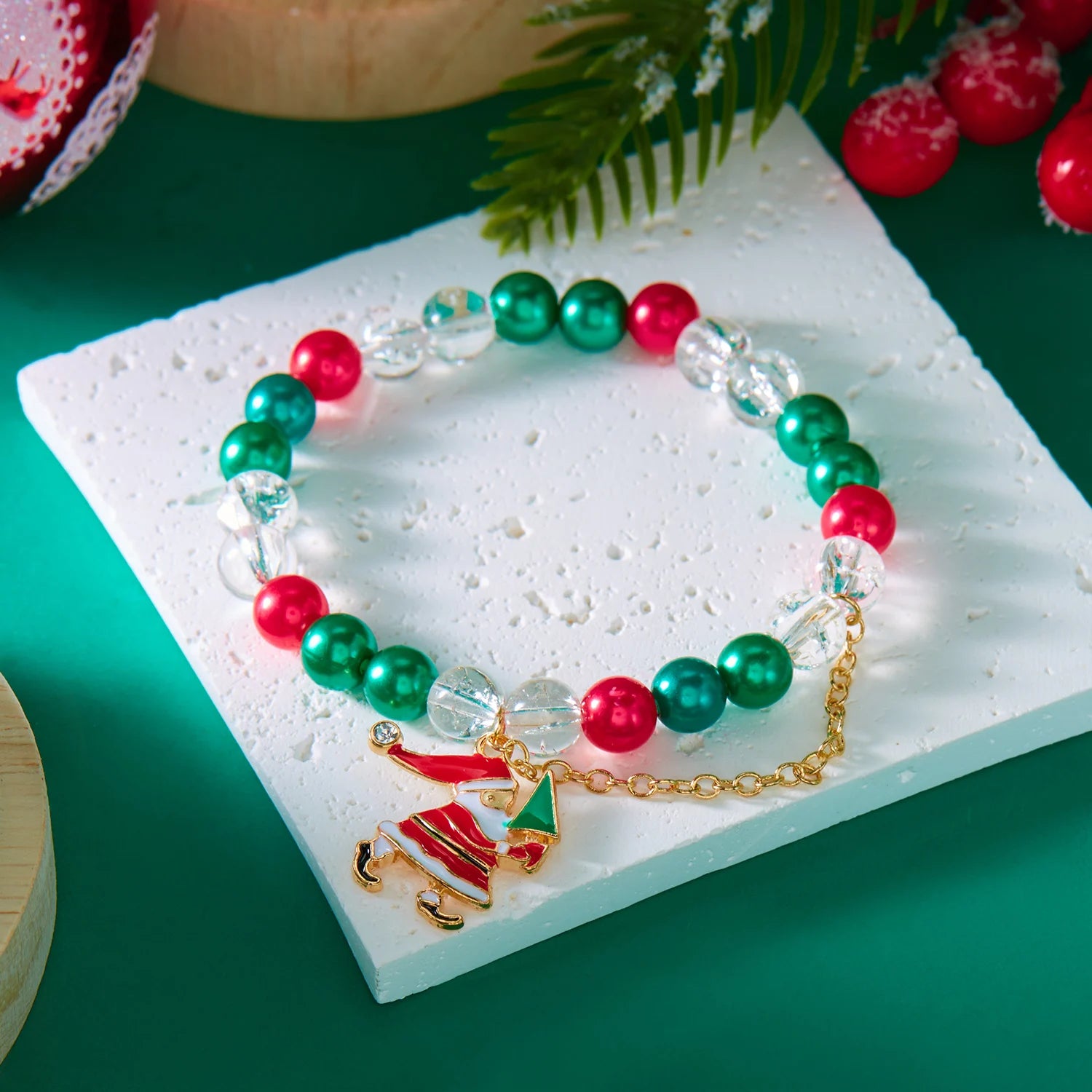 Fröhliche Weihnachten! Mehrfarbiges Perlenarmband für Damen, handgefertigt mit Weihnachtsmann-, Schneemann- und Krückenanhänger, Mädchen-Partyschmuck