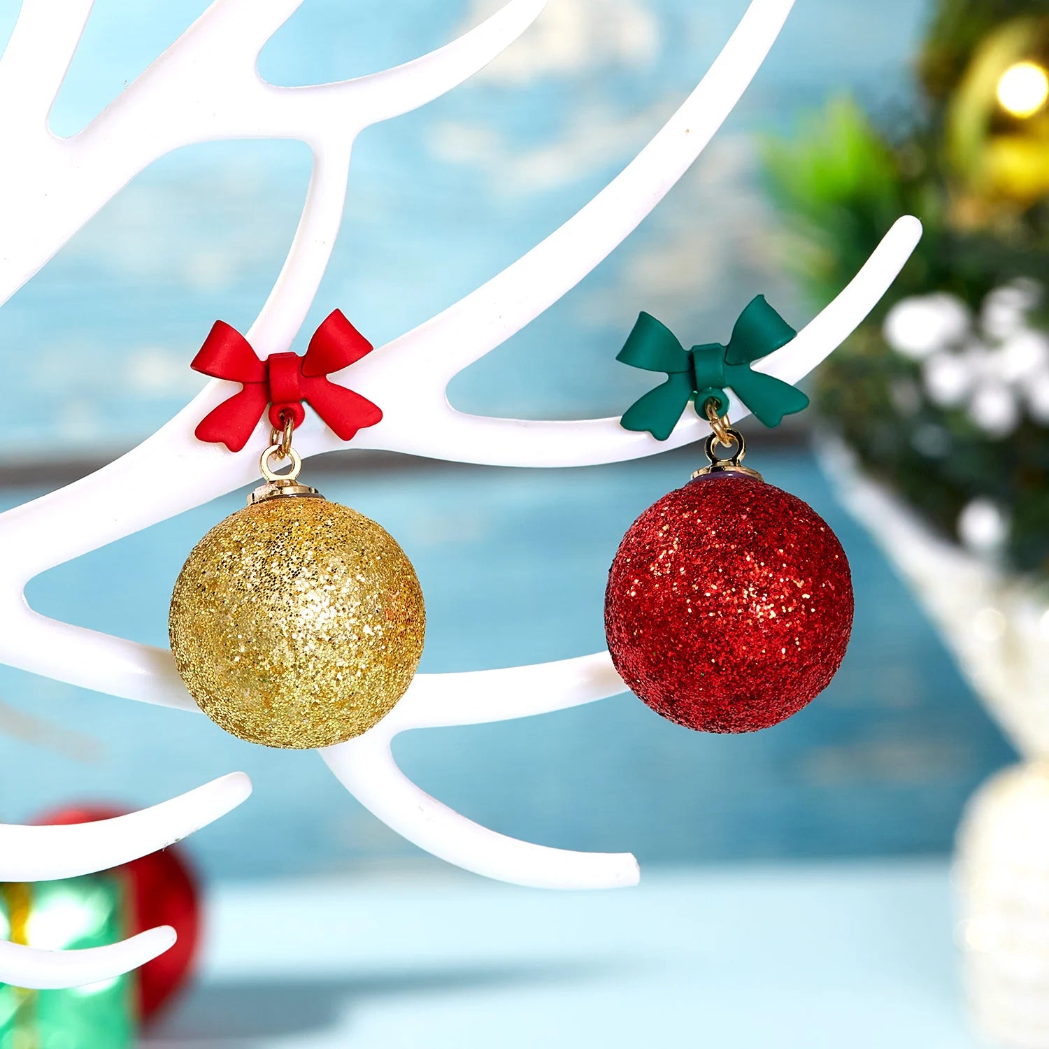 Fröhliche Weihnachten! Grüne und rote runde Kugelohrringe für Damen mit Pailletten, Schneeflocken und Sternen – Hängeohrringe für Neujahr und Feste.