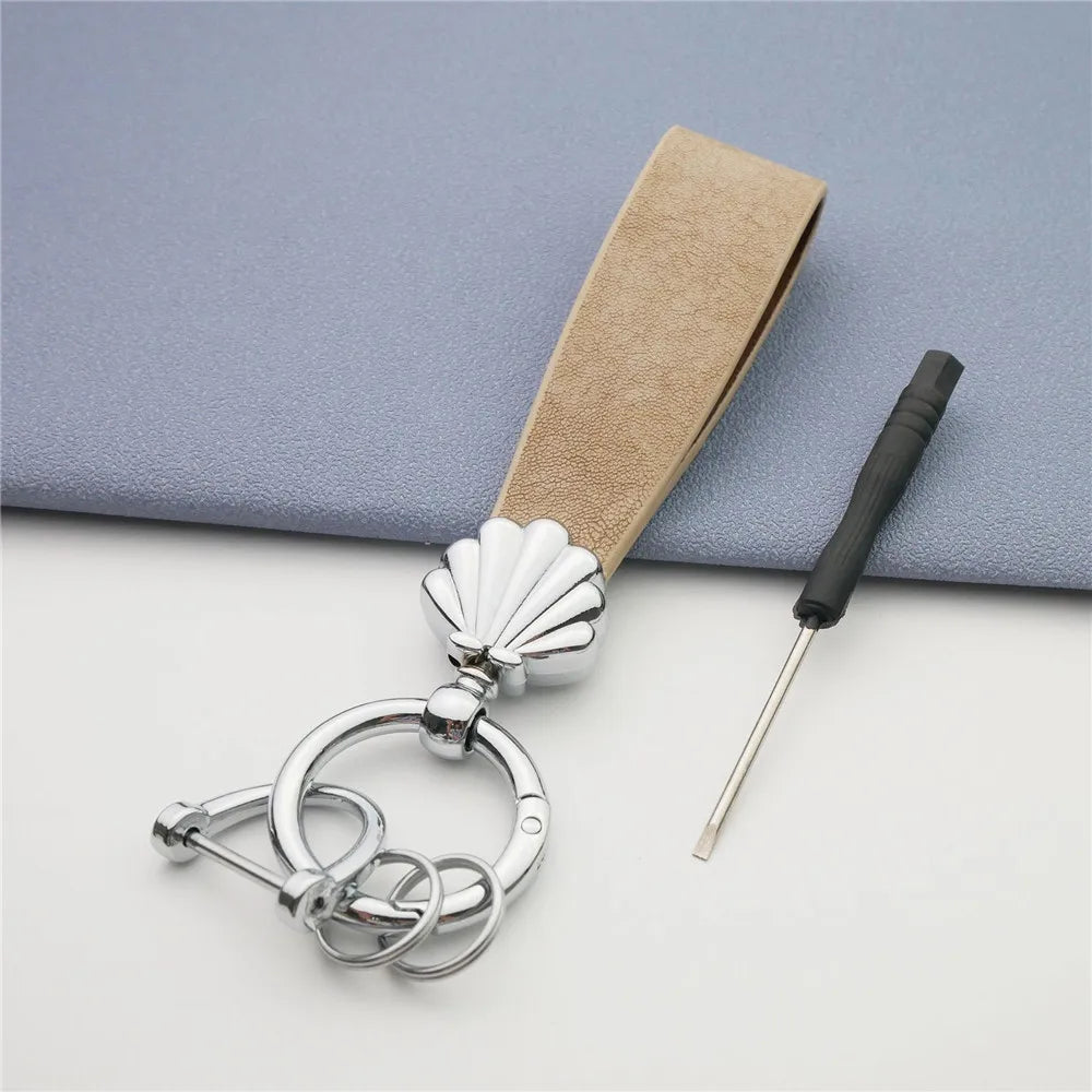 MKENDN Niedlicher Muschel-Schlüsselanhänger, goldfarbener Metalleinsatz, klassischer Leder-Autoschlüsselanhänger, romantisches Geschenk für Frauen