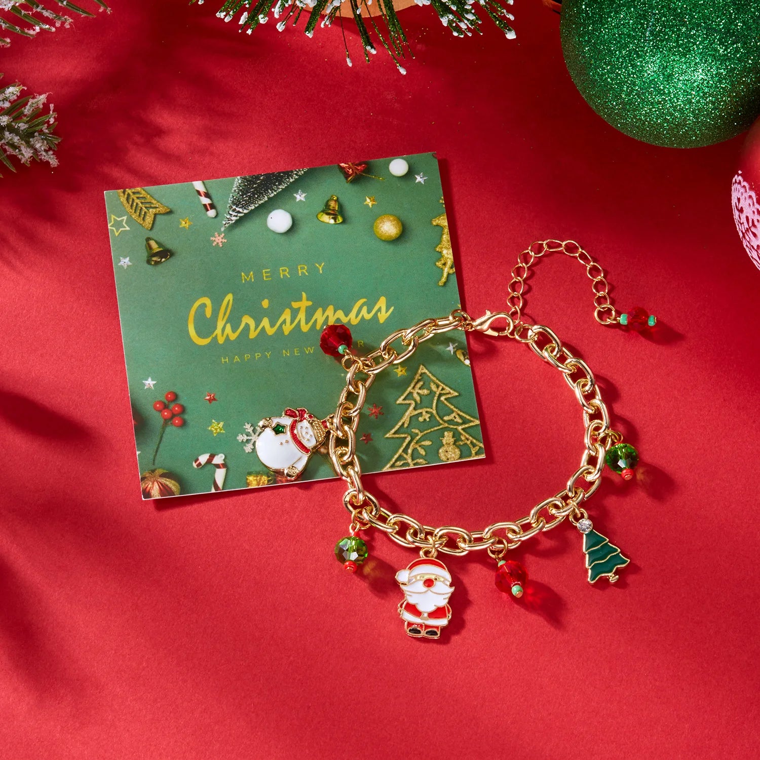 Bracelet pendentif Père Noël et élans pour femmes et filles, orné de flocons de neige, d'une maison en pain d'épice et de motifs traditionnels de Noël. Bijou de fête.