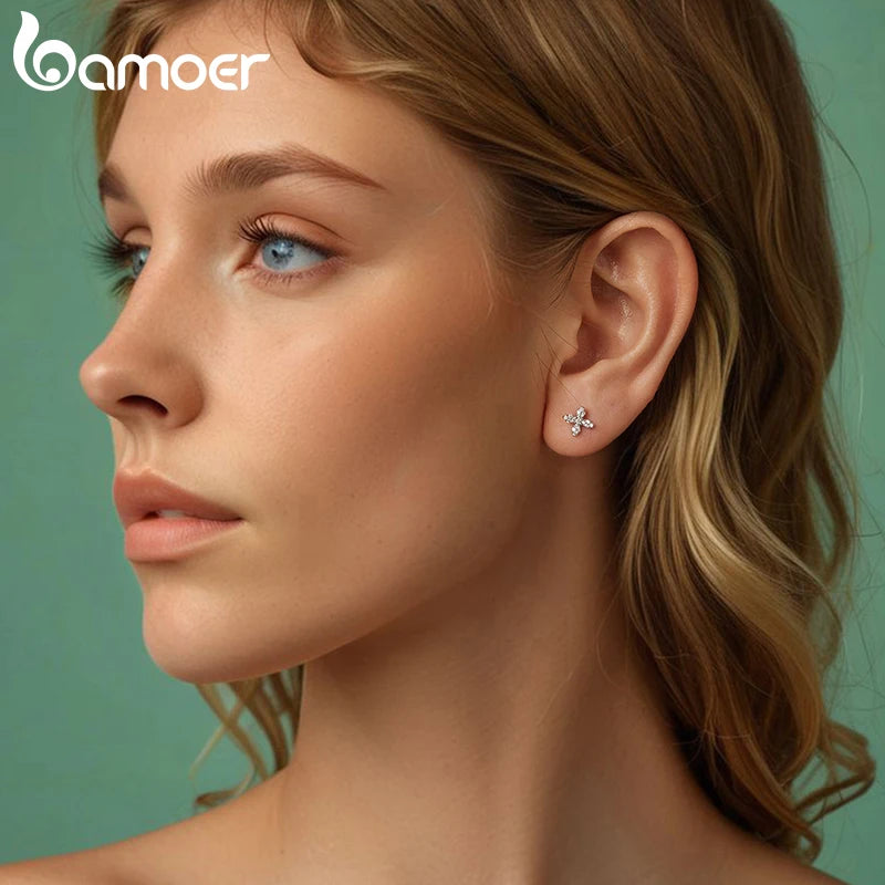 BAMOER 925 Sterling Silber Mini Blumen Ohrstecker für Damen, Weißgold plattiert Hypoallergen Süße Blumen Ohrringe BSE1104