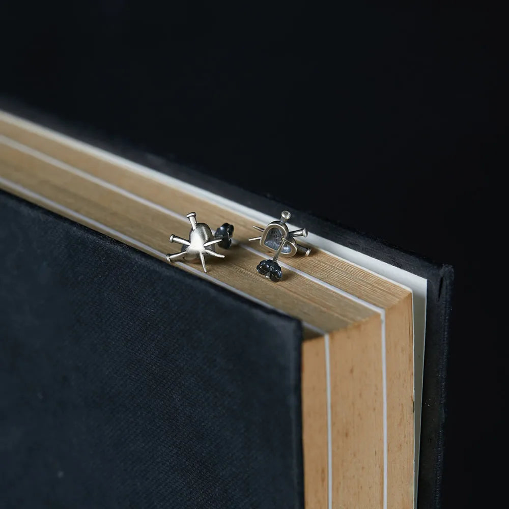 Boucles d'oreilles MKENDN style néo-gothique en argent sterling 925, style rétro créatif, motif cœur perforé, bijoux d'oreilles minimalistes et originaux.