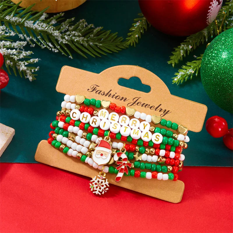 Fröhliche Weihnachten! Armband mit Baum, Weihnachtsmann, Schneemann und Schneemann für Damen. Weihnachtliches Armband mit Schneeflocken, Kristallperlen und Polymerclay-Anhänger. Neujahrsschmuck.