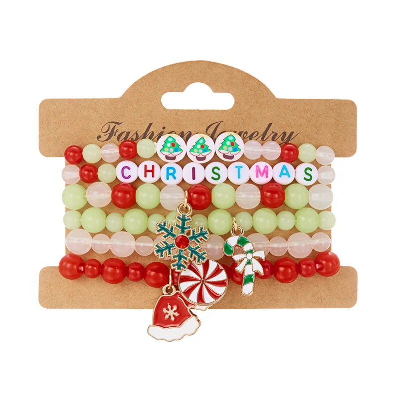 Fröhliche Weihnachten! Armband mit Baum, Weihnachtsmann, Schneemann und Schneemann für Damen. Weihnachtliches Armband mit Schneeflocken, Kristallperlen und Polymerclay-Anhänger. Neujahrsschmuck.