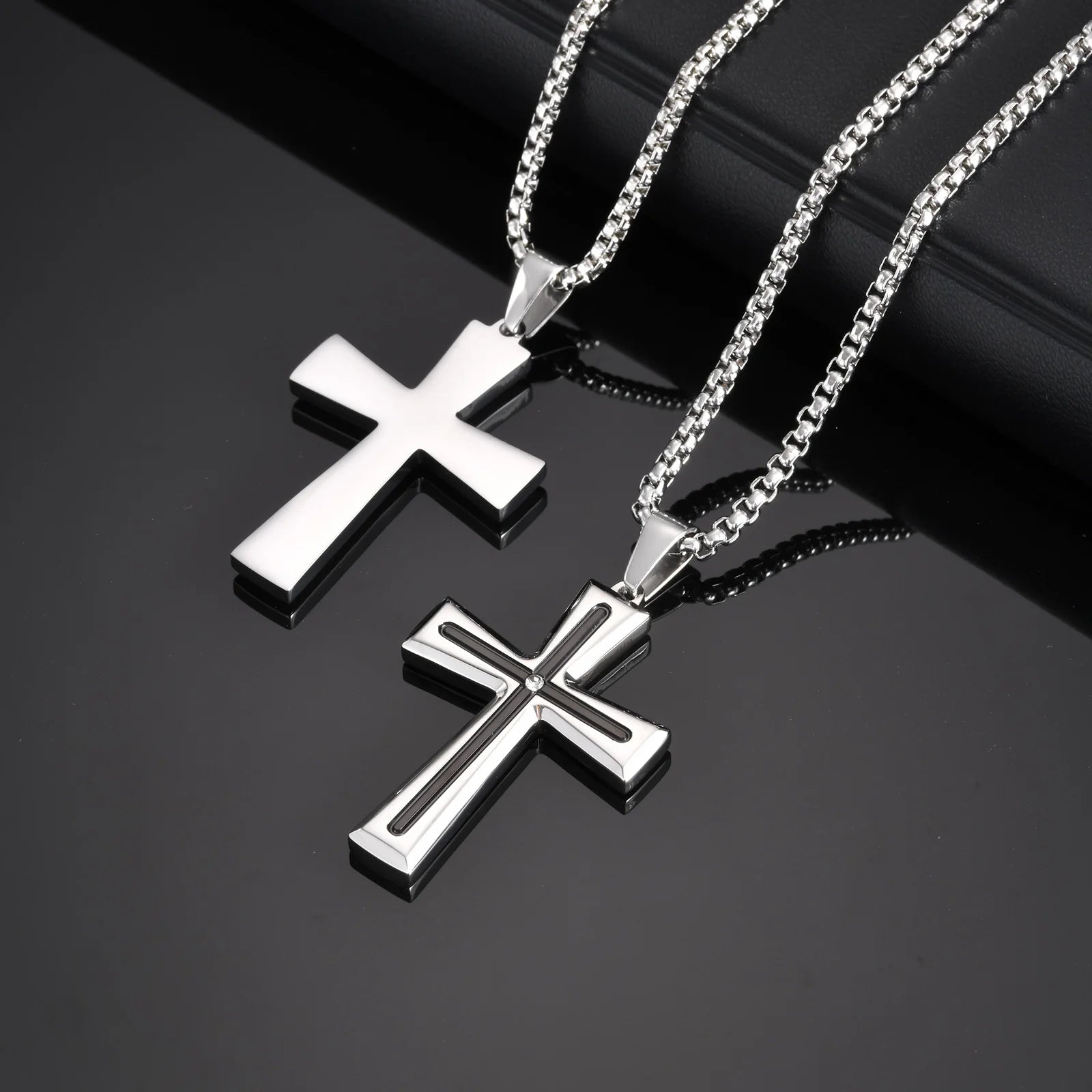 Collier croix Vnox pour homme avec pendentif en acier inoxydable noir et argent, orné d'une pierre en zircone cubique. Accessoire religieux à offrir.