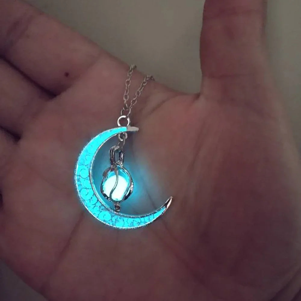 Collier lumineux fluorescent avec pendentif en forme de lune, étoile, planète, brille dans le noir, idéal comme cadeau d'Halloween