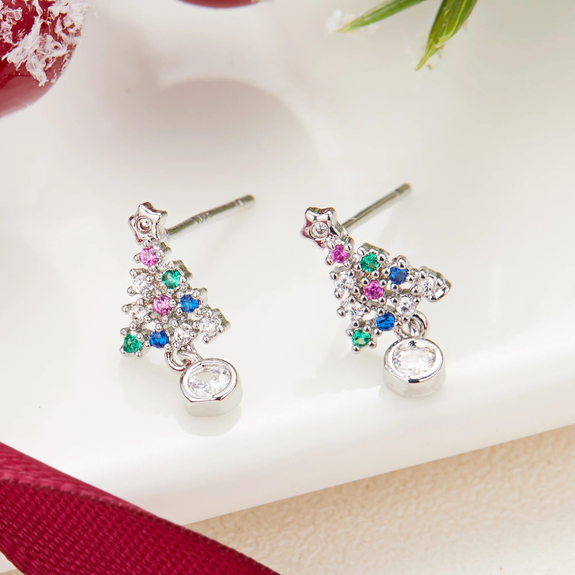 Fröhliche Weihnachten! Asymmetrische Ohrstecker mit roter Kugel und Weihnachtsbaum-Motiv für Damen und Mädchen. Neujahrs-Ohrringe mit Schneeflocken, Glocken, Hirsch und Zirkonia.