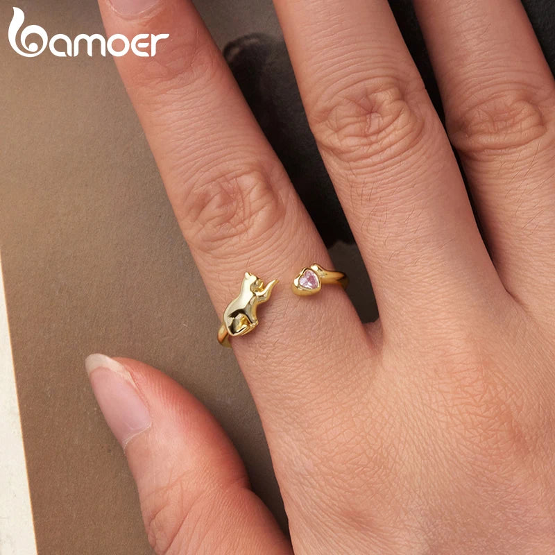 Bague ouverte BAMOER en argent sterling 925 avec un adorable chat, ornée d'un cœur en zircon rose, idéale pour les amoureux des animaux. Bijou à offrir à toute la famille.
