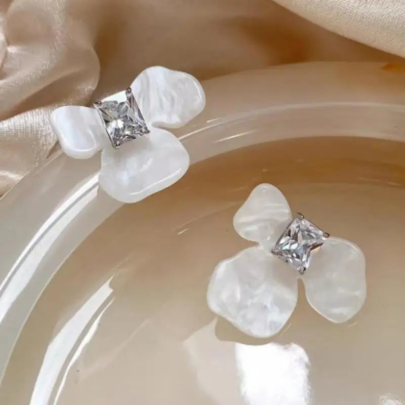 White Acrylic Flower Pendant Earrings Fashion Petal Square Crystal Stud Earring For Women Charms Summer Earrings Jewelry Gift