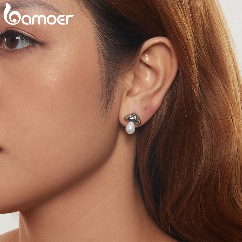 BAMOER Ohrstecker mit Süßwasserperlen und Pilzen, hypoallergenes 925er Sterlingsilber, zierliche, süße Ohrringe für Frauen, SCE1819