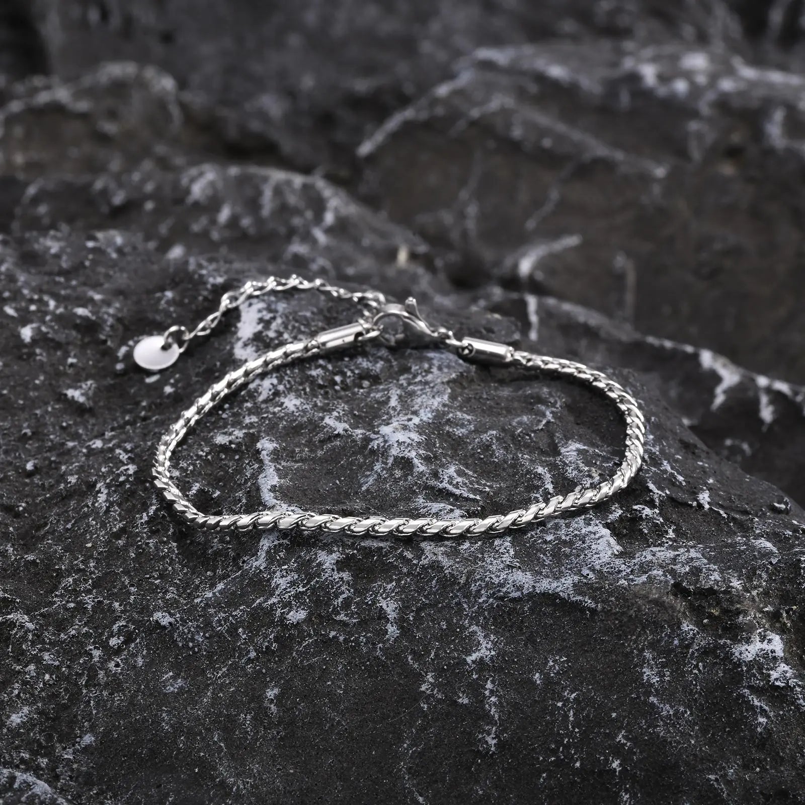 Vnox Punk Herren-Armband mit Schlangenkette, schwarz-silberfarbenes, glänzendes Edelstahl-Armband mit gedrehter Kette, angenehm zu tragender Schmuck