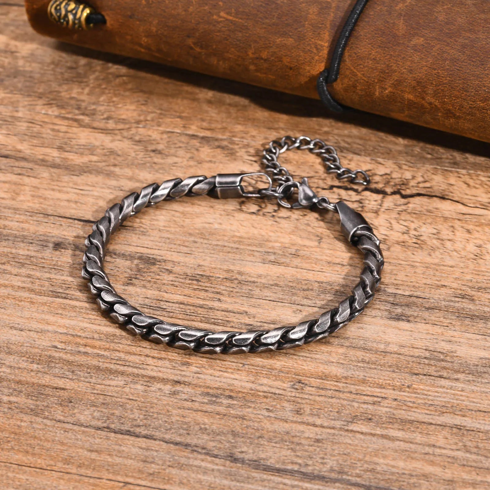 Vnox Punk Herren-Armband mit Schlangenkette, schwarz-silberfarbenes, glänzendes Edelstahl-Armband mit gedrehter Kette, angenehm zu tragender Schmuck