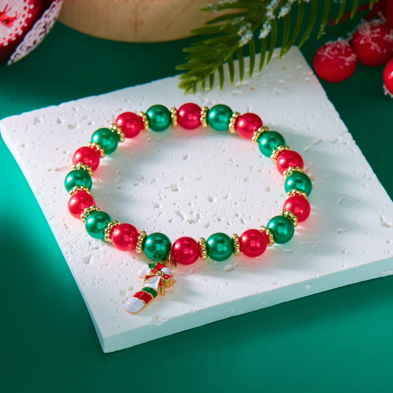 Fröhliche Weihnachten! Mehrfarbiges Perlenarmband für Damen, handgefertigt mit Weihnachtsmann-, Schneemann- und Krückenanhänger, Mädchen-Partyschmuck