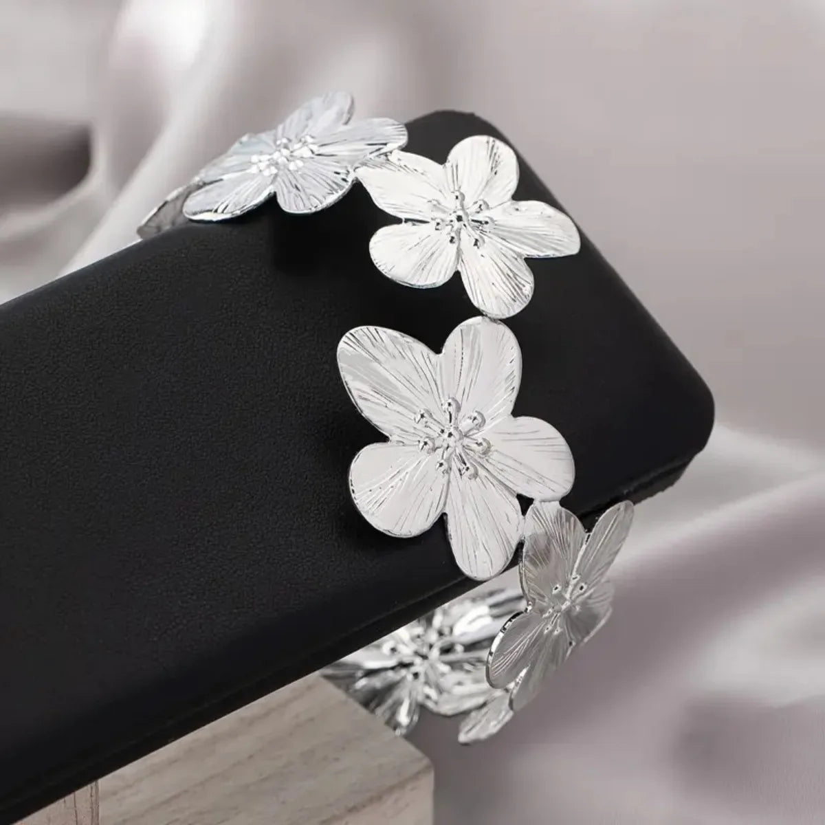 Elegant Big Metal Flowers Open Cuff Bangles for Women Girls Gold Color Wave Geometric Arm Bracelet Beach Party Aesthetic Jewelry