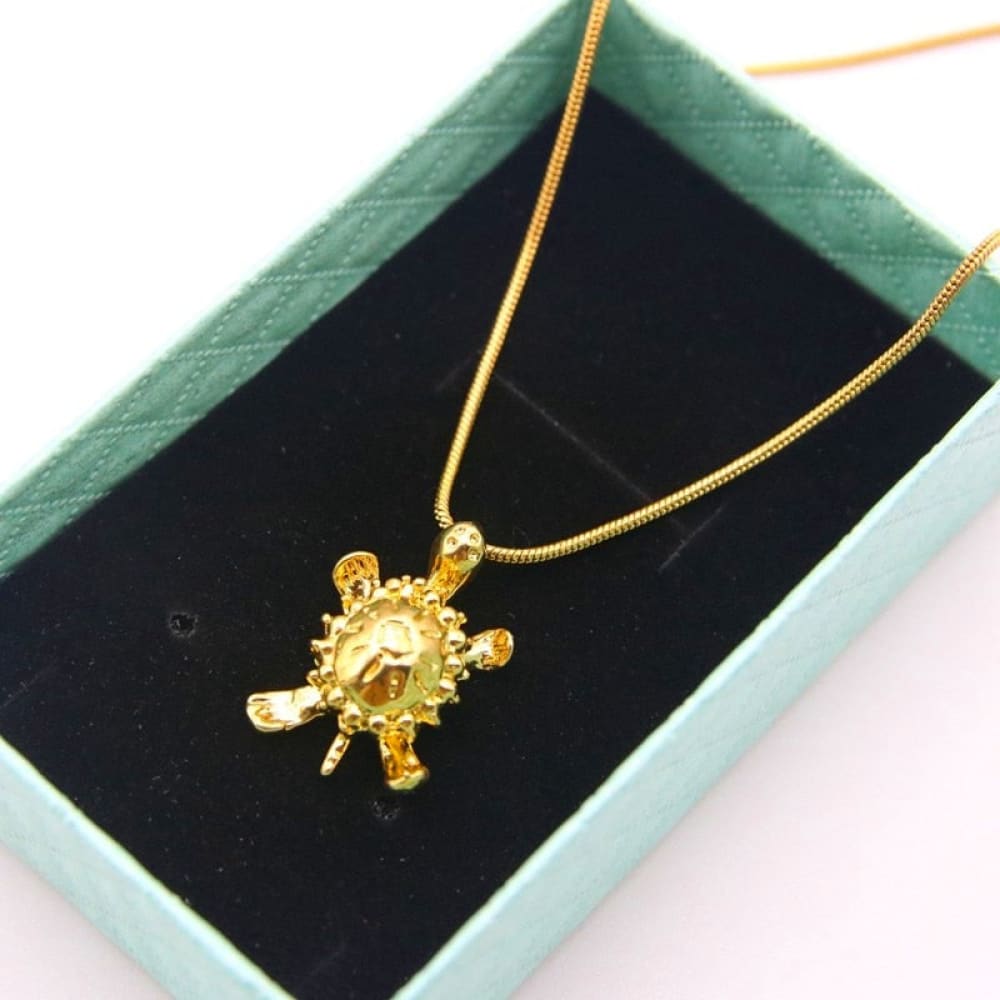 Goldene Halskette mit Meeresschildkröte