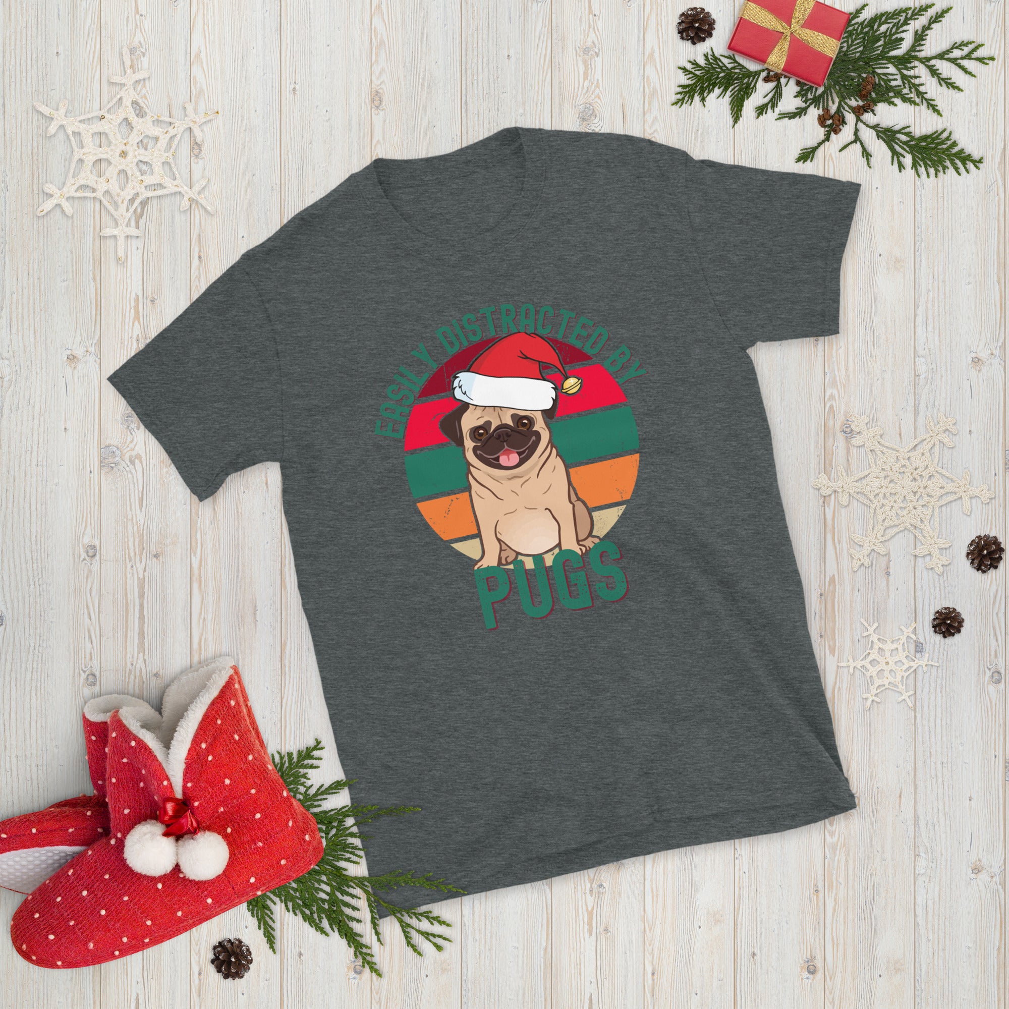 Facilement distrait par les carlins, T-shirt de Noël pour carlin, T-shirt drôle pour carlin, T-shirt cadeau de pyjama de Noël pour les propriétaires de chiens, T-shirt de Père Noël pour carlin, T-shirt mignon pour carlin