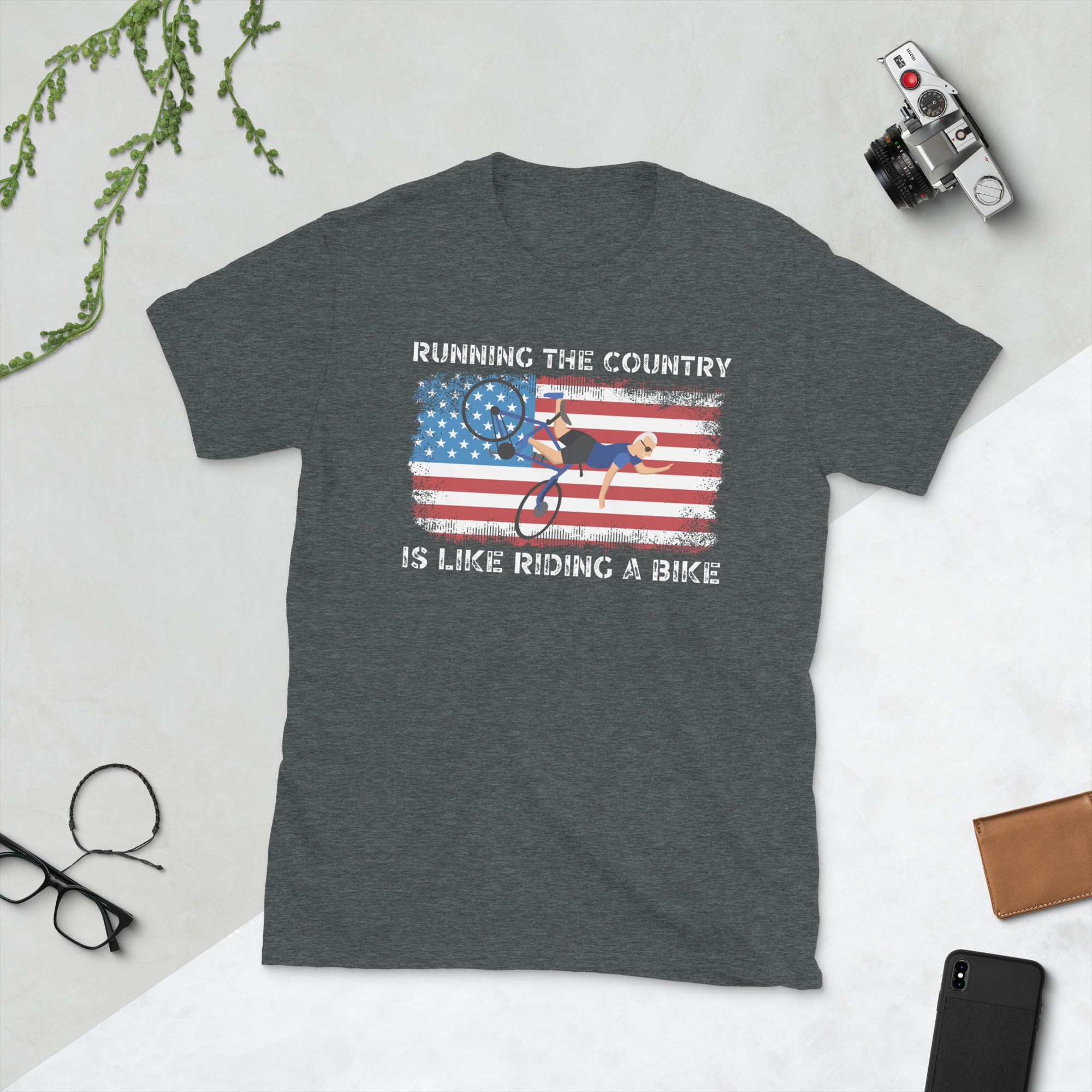 Diriger le pays, c'est comme faire du vélo, t-shirt avec drapeau, t-shirt drôle de Biden, Joe Biden Bicycle Fall, t-shirt Biden Dazed, t-shirt Confused Biden FJB